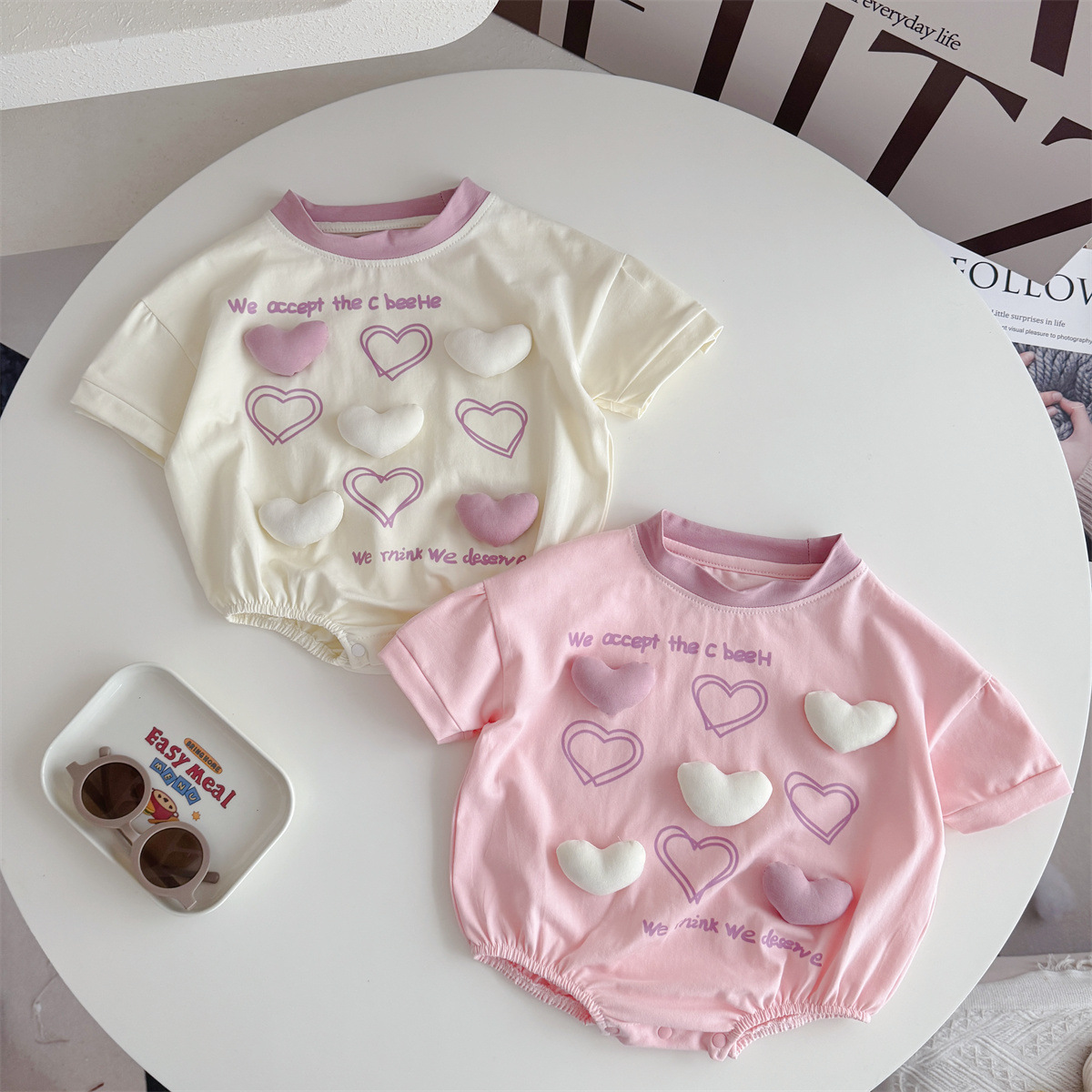 Baby Clothing Korea - Einfarbige, dreieckige Strampler mit 3D-Herz-Print für